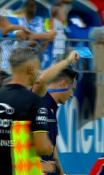 Rădoi, o nouă reacție violentă    VIDEO+FOTO.  Tehnicianul Craiovei,   ținut cu greu de staff!  Scandal cu suporterii + gest șocant pe bancă