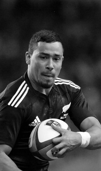 A murit la 39 de ani   Fostul jucător era suspectat că ar suferi de   o boală care poate fi identificată doar post-mortem.  Anchetatorii iau în calcul și sinuciderea