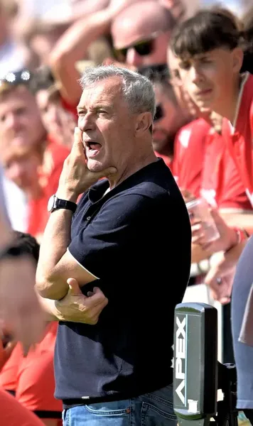 Atacat din cauza lui Rednic  Directorul sportiv al lui Standard, contestat violent de fani după demiterea românului:   „Club de clovni!  O mizerie”