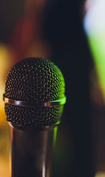 Cine comentează meciurile  Toate cele 3 partide de astăzi sunt transmise la TV și vor avea   nu mai puțin de 9 comentatori