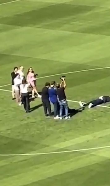 Imagine neobișnuită    VIDEO  Președintele clubului, filmat în timp ce   s-a întins pe gazon,  la centrul terenului