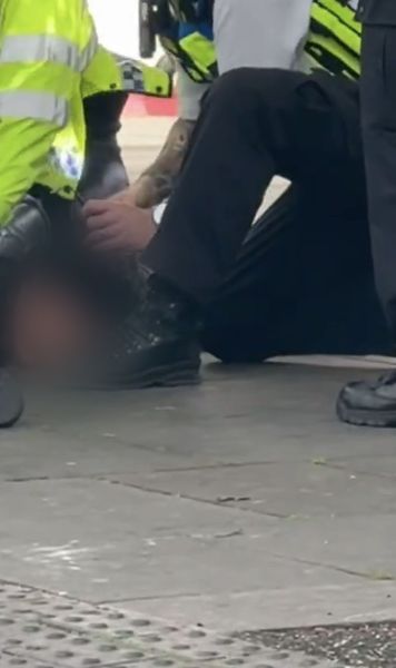 Panică după Chelsea - Fulham  Au crezut că e un atac armat și au arestat un tânăr de 16 ani » De ce   avea un pistol  asupra sa