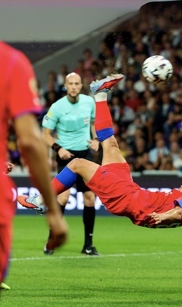 Joao Neves, show de nota 10!  Mijlocașul a înscris un „hat-trick” pentru PSG, iar   două dintre goluri au fost din „foarfecă”.  Prestația i-a adus o distincție rară