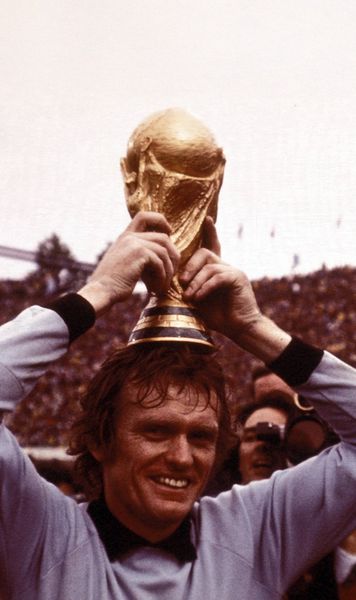 O legendă pentru GOLAZO.ro  Interviu cu unul dintre cei mai mari portari ai istoriei fotbalului:   „Eu trebuia să apăr la 1-5 cu România, nu Kahn”