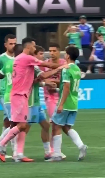 Scene sălbatice la meciul lui Inter Miami    Suarez a scuipat un adversar, Busquets a împărțit pumni  + Ce făcea Messi în plin haos