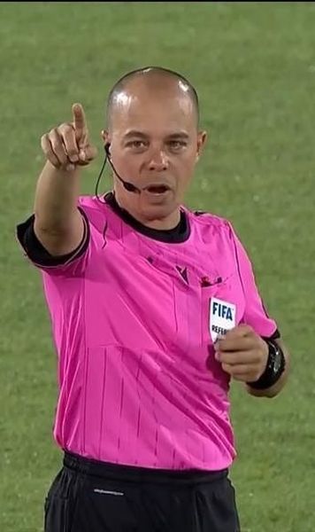  Vassaras, aliat neașteptat  Șeful grec al arbitrilor este apărat:   „De vină sunt românii din Comisie, că doar execută ordine”