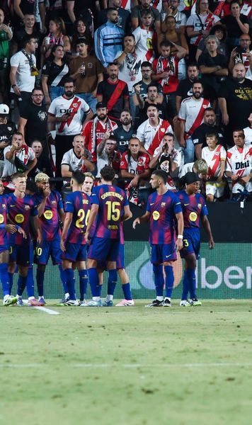 „Sunteți niște câini!”  Scandal uriaș la finalul meciului Rayo - Barcelona. Fanii echipei lui Rațiu s-au certat cu catalanii »   Au aruncat cu obiecte  în Yamal!