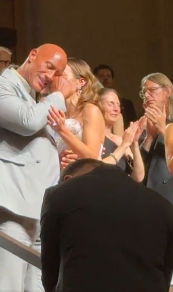 Dwayne Johnson, apariție-șoc la Veneția  A slăbit 27 kg pentru rolul din „The Smashing Machine.   15 minute de aplauze pentru „The Rock”, care a plâns