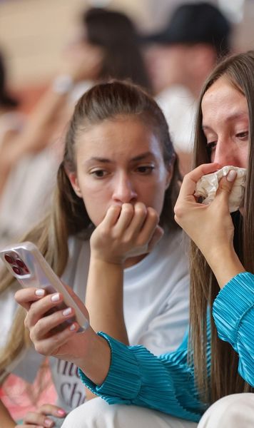 Imagine tulburătoare  Două handbaliste   plâng în tribune,  citind articolul din GOLAZO.ro care vorbește despre tăierile de buget din sport