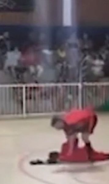 A murit după ce a parat un penalty     FOTO.  Imagini teribile din Brazilia:   a celebrat arătând spre cer, apoi s-a prăbușit