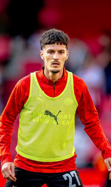 PSV a decis lotul pentru UCL  Echipa lui   Dennis Man  a anunțat pe ce jucători se bazează în Liga Campionilor » Ce se întâmplă cu românul