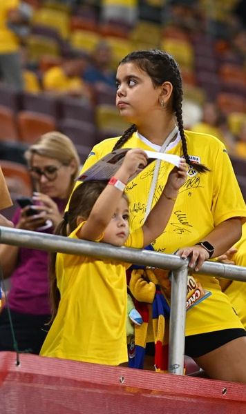 Reduși la tăcere    VIDEO+FOTO.   Atmosfera de vacanță s-a evaporat în câteva minute pe Arenă!   30.000 de români au amuțit  la gafele „tricolorilor”