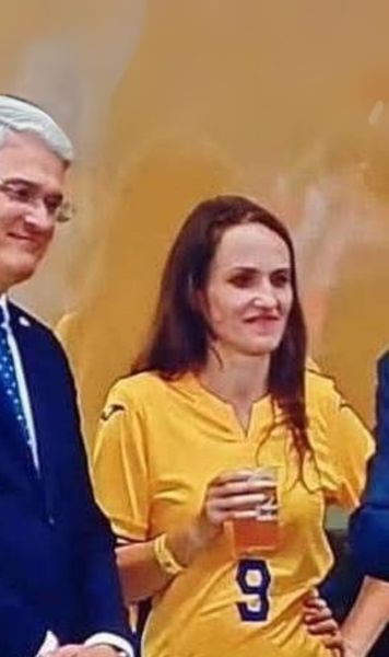 Controversă la România - Canada  După ce fotografia cu   Oana Țoiu  în tribune a iscat discuții aprinse,   GOLAZO.ro  explică de ce ministrul de Externe nu a încălcat legea