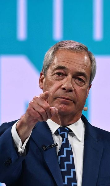 Fotbalul, instrument de propagandă  Cum își promovează   prietenul lui George Simion  partidul extremist din UK » Susținătorii s-au înghesuit să cumpere produsele