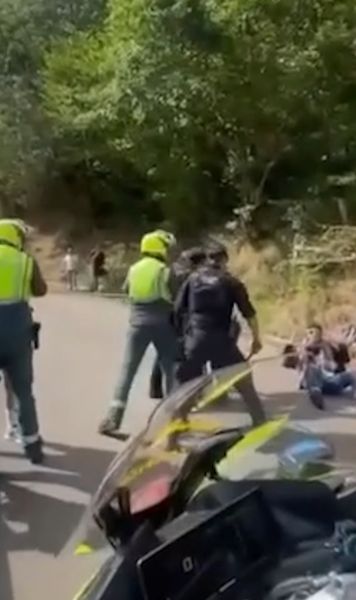 Tensiuni în Turul Spaniei!    VIDEO.  Activiștii pro-Palestina   s-au legat cu lanțuri  de balustradă! Intervenție în forță pentru eliberarea traseului