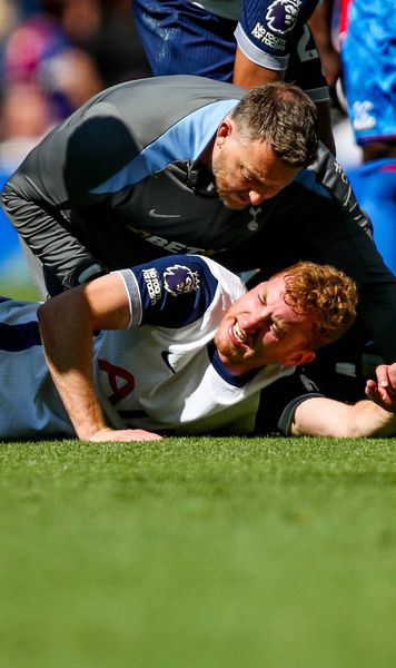 Imagine-șoc. Genunchiul desfăcut!  Poza extremă din operație și   gestul care îi arată ceva lui Drăgușin.  Atenție, imagine care vă poate afecta!