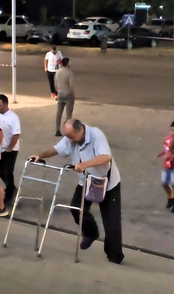 Momente emoționante     VIDEO  Dinamo l-a invitat la Săftica pe suporterul care   urca scările cu cadrul,  ca să asiste la meciul cu Hermannstadt