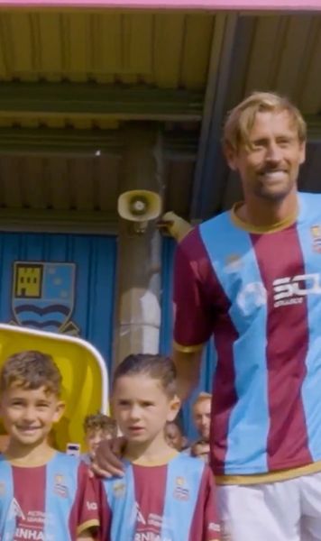 Peter Crouch, în liga a 7-a    VIDEO.    Râzi cu lacrimi!   Cum a apărut fostul atacant al Angliei la amatori!   Ce pariu a pierdut