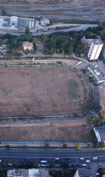 Constanța, fără stadioane!     Farul așteaptă o arenă nouă,  alta zace în degradare. Reportaj la „Portul”, transformat în spital modular