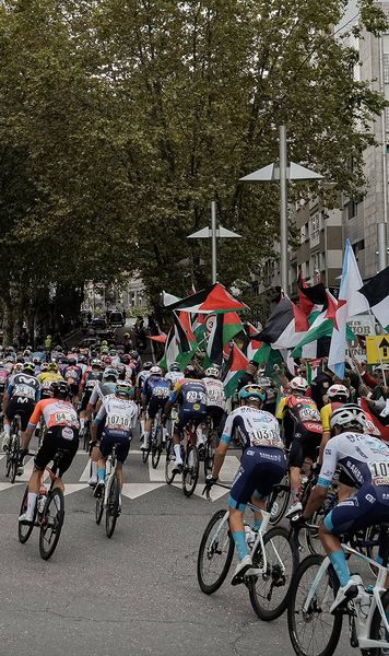 Cum a explodat războiul din Gaza în Vuelta  Mai ajunge plutonul la Madrid? Manifestanții pro-palestinieni   au întrerupt deja două etape,  dar organizatorii nu fac niciun pas înapoi