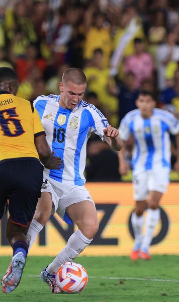 Noul decar al Argentinei     Cine a preluat  numărul 10 în ultimul meci din preliminariile pentru Mondial, în absența lui Messi: a bătut recordul lui Maradona