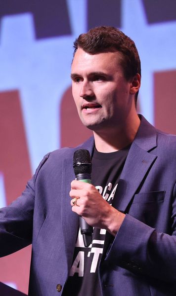 Fake news despre asasinul lui Charlie Kirk  Personaj inventat, îmbrăcat cu un tricou al lui AS Roma și cu o armă în mână.   Traseul suprarealist al unei farse
