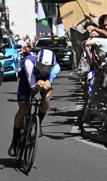 Momente șocante la o cursă de ciclism  Cinci persoane au fost rănite, după ce un polițist pe motocicletă a provocat un   accident înfiorător