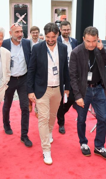 Loți Bölöni, pe covorul roșu   Legendarul fotbalist și antrenor a participat la   premiera internațională  a documentarului despre viața sa » „Emoții profunde”