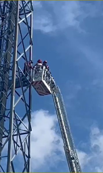 Probleme la Piatra-Neamț    Un bărbat s-a urcat pe un stâlp de nocturnă  al stadionului Ceahlăul » A fost convins să coboare după șase ore