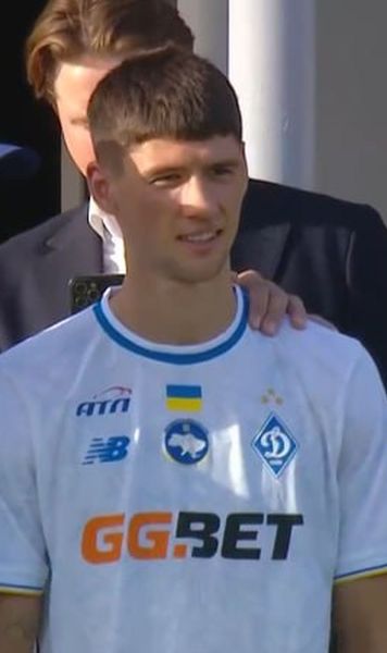 „Diavolul Blănuță”  Suporterii lui Dinamo Kiev   au aruncat cu obiecte  spre banca de rezerve și au afișat un banner împotriva românului