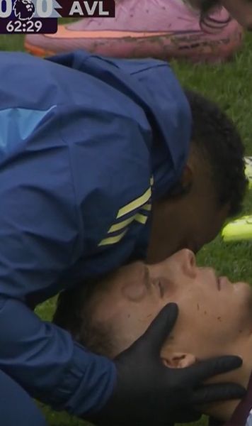 Ciocnire violentă    FOTO:    Lucas Digne,  accidentare gravă după o lovitură a propriului portar. Ce a urmat pentru fundașul de la Aston Villa