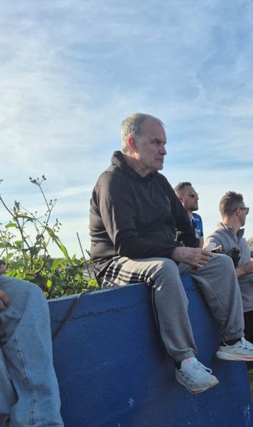 Imagini inedite    FOTO:   Selecționerul a urmărit un meci din campionatul intern   din mijlocul fanilor