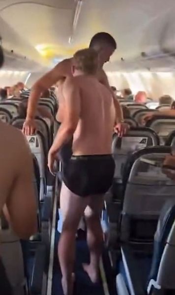 Au coborât din avion în lenjerie intimă!    FOTO.  Jucătorii lui AS Monaco au rămas fără aer condiționat și   s-au dezbrăcat la bustul gol