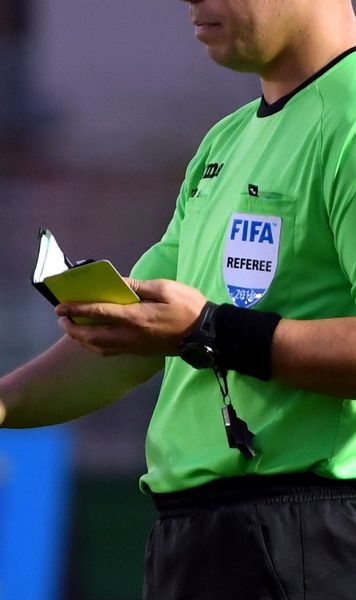 Cei mai enervanți fotbaliști  Un fost arbitru din Liga 1 povestește ce jucători   îl scoteau din sărite:  „Te toacă psihic!”