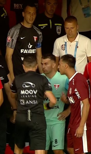 S-au încins spiritele la Cluj!    FOTO.  Conflict în drum spre vestiare la CFR - UTA Arad »   Camora a sărit la adversari