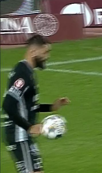 3 faze controversate în Giulești    FOTO.  Hermannstadt n-a primit un   penalty!  Rapid a cerut și ea   două lovituri de pedeapsă