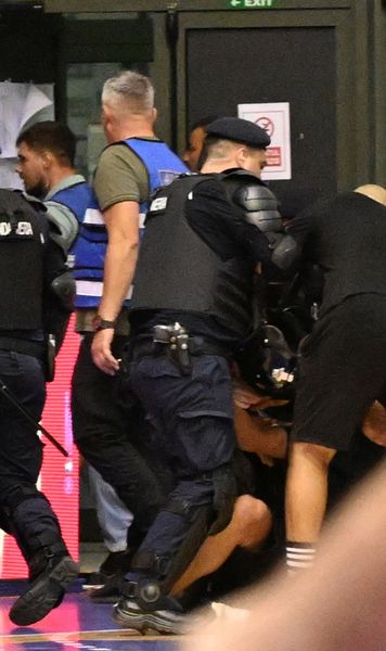 Scene șocante la România - Ungaria    FOTO:  Fanii români   s-au bătut pe teren cu jandarmii  la meciul decisiv pentru Euro! Au urmat sancțiuni dure