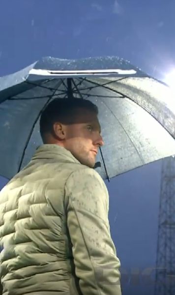 Imagini rare    FOTO:  Cum a fost surprins   antrenorul  lui Go Ahead Eagles la meciul cu FCSB