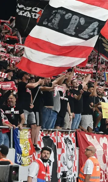 Bilete în plus pentru Dinamo  Câți fani ai „câinilor” vor fi prezenți la meciul cu Universitatea Craiova de pe   „Ion Oblemenco”