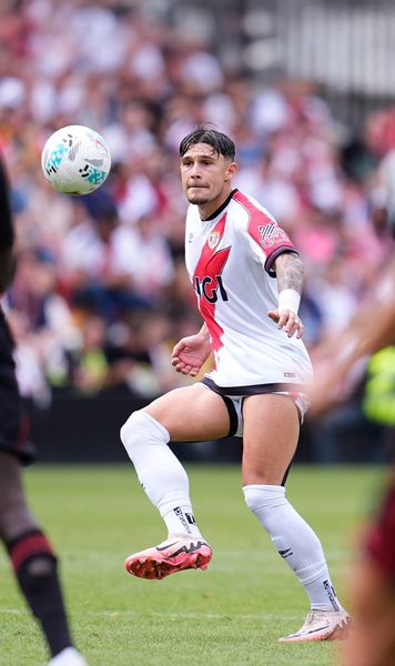 Rațiu, aproape să înscrie  Fundașul român l-a surprins pe portarul Sevillei cu un   șut de la 30 de metri