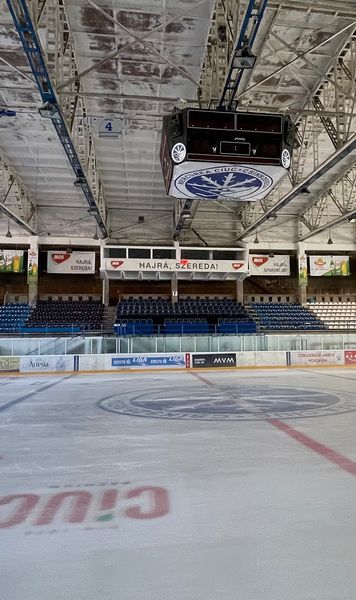 Sub cupola gloriei și a uitării     VIDEO și FOTO:     Patinoarul „Vákár Lajos”  din Miercurea Ciuc, imaginea unui simbol erodat de trecerea timpului