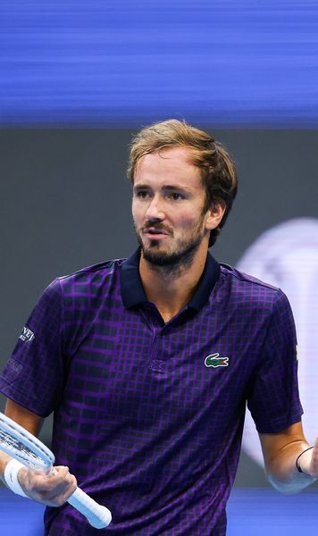 Medvedev a răbufnit  Sportivul rus   s-a certat cu arbitrul  în semifinala de la Beijing: „De ce toți încearcă să mă intimideze?”