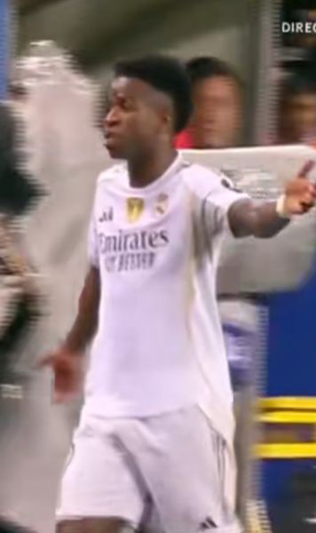 Vinicius a ieșit bombănind    FOTO.  O nouă reacție furioasă a brazilianului,   după ce a fost schimbat de Xabi!  Antrenorul îl apără 