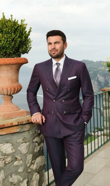 Mutu, stăpân pe un bun al statului  Fostul atacant și-ar fi însușit un teren de fotbal din București,   fără licitație