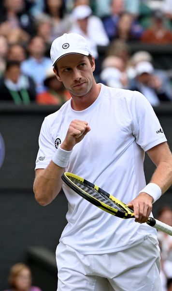Ieșire nervoasă    FOTO.  Tensiuni la Shanghai Masters! A fost la un pas   să lovească un spectator  cu racheta