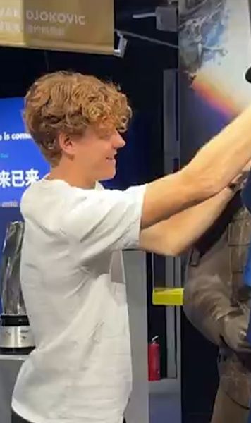 Sinner, ca Ronaldo!    FOTO.  Chinezii i-au făcut o statuie, dar fanii   nu au avut milă : „Cea mai urâtă! Este AI?”