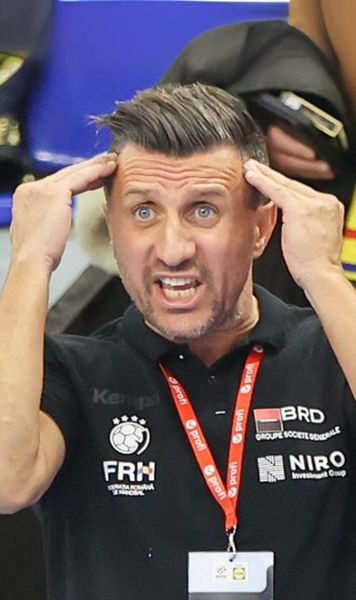 Gest șocant     VIDEO+FOTO  Selecționerul României   și-a lovit propriul jucător,  în timpul meciului + Sancțiunea  ridicolă pe care a primit-o