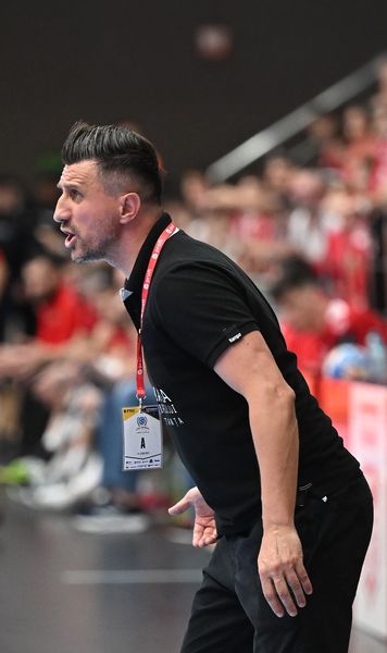 Consecințe după momentul șocant    FOTO+VIDEO.  FRH, prima decizie după ce selecționerul României   și-a bruscat jucătorul  » Reacția lui Buricea