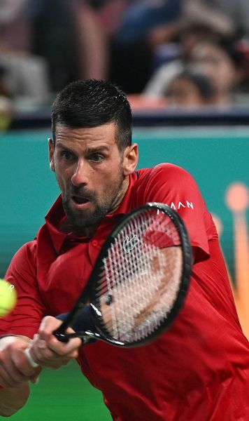 Djokovic luptă cu propriul corp  Nole e în sferturi la Shanghai după un meci în care a acuzat   probleme medicale  » L-a depășit pe Roger Federer