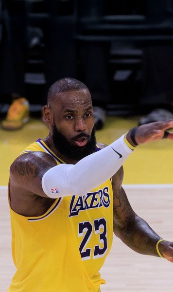 LeBron James a împărțit internetul    FOTO.  Fanii au reacționat dur după cascadoria starului din NBA:   „De ce ne faci asta, rege glorios?”  » Cele mai bune meme-uri
